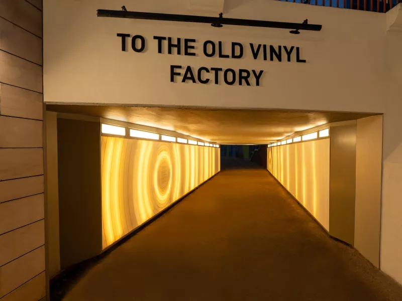 Graver l’histoire de EMI Records : HIMACS rétro-éclairé habille le passage souterrain  « Sounds of Hayes ».