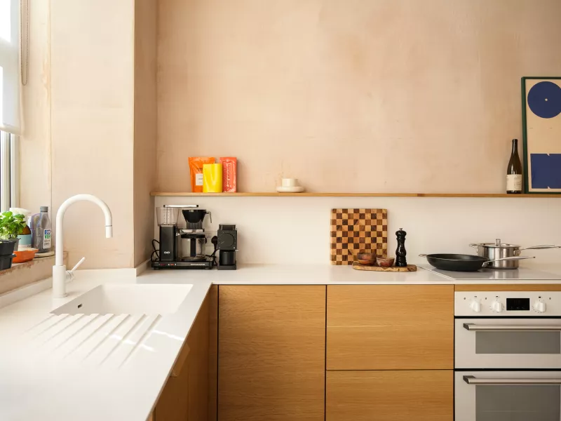 Minimalismo cálido en Glasgow: una cocina de estilo japandi con HIMACS