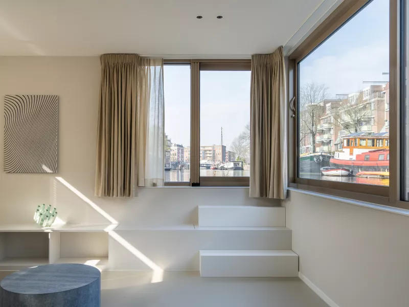 Leben auf dem Wasser – HIMACS prägt das Design eines modernen Hausboots in Amsterdam