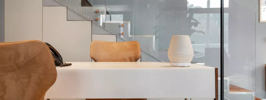 La estética etérea de HIMACS Pavia en el diseño industrial chic de unas oficinas