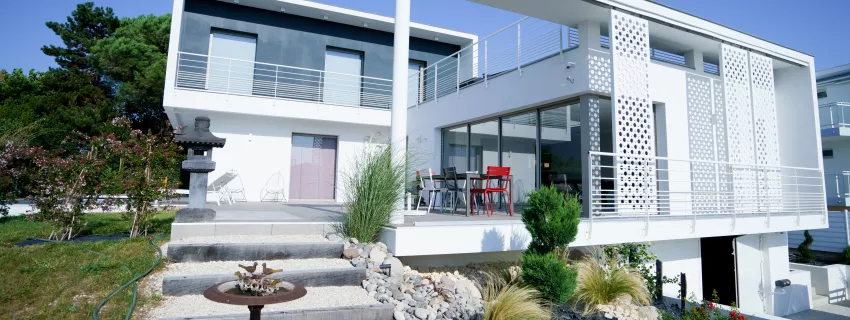 HIMACS: Eficiencia y diseño en las celosías de una vivienda en Francia al más puro estilo años 50