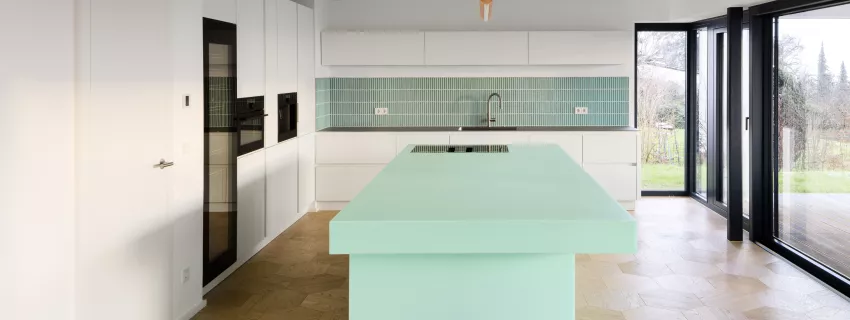 Gioco di contrasti: una scenografica isola cucina in HIMACS Emerald