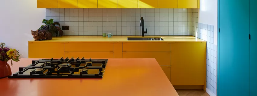 Festival de color: HIMACS da vida a una cocina sensacional y llena de energía