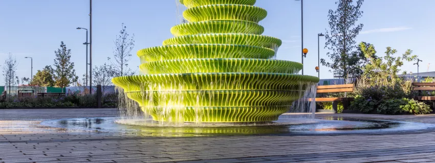 Scolpire l’acqua: NEON reinventa la fontana urbana con HIMACS