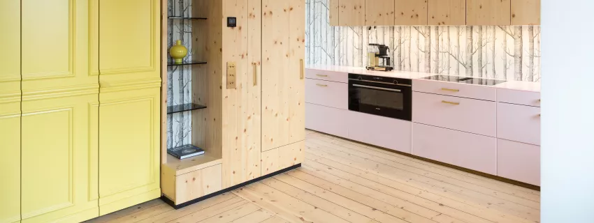 Una casa llena de color: del rosa suave en la cocina al amarillo vibrante del baño con HIMACS  