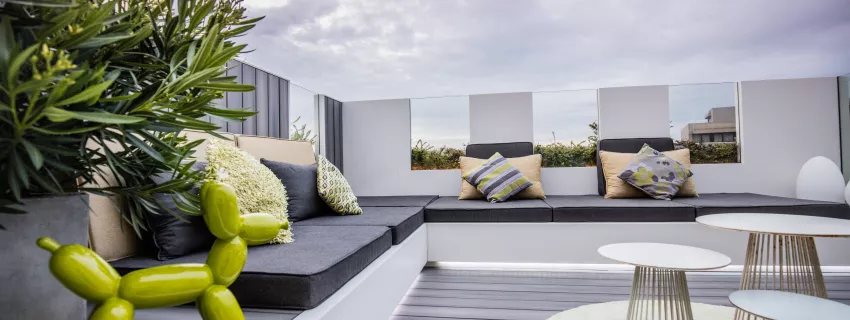 Un ático en la costa de Bélgica luce una espaciosa terraza diseñada con HIMACS