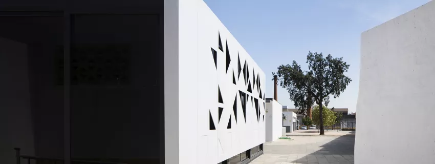 Tradición y alta tecnología en arquitectura escolar gracias a una espectacular fachada en HIMACS