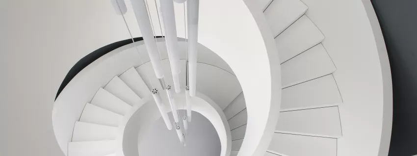 Una escultural escalera realizada en HIMACS