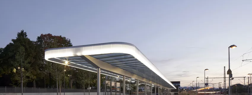 HIMACS ilumina la estación central de autobuses de Weilheim, Baviera