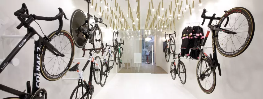 HIMACS trasforma l’interior design  di un bike & coffee shop 