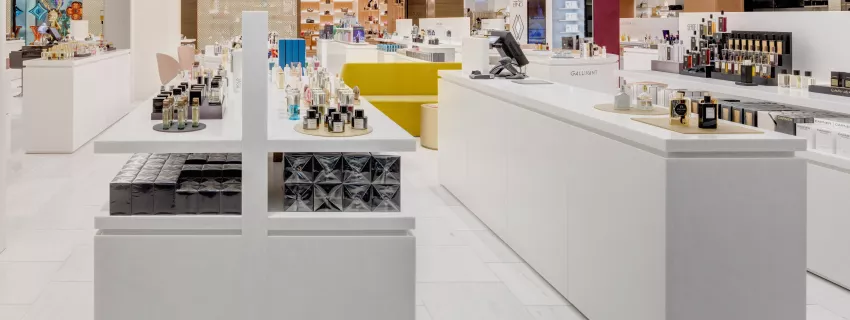 HIMACS para un emblemático centro comercial diseñado por John Pawson