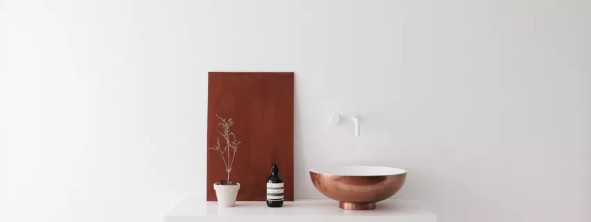 HIMACS: Elegante acabado en cobre del lavabo Noon de Not Only White 