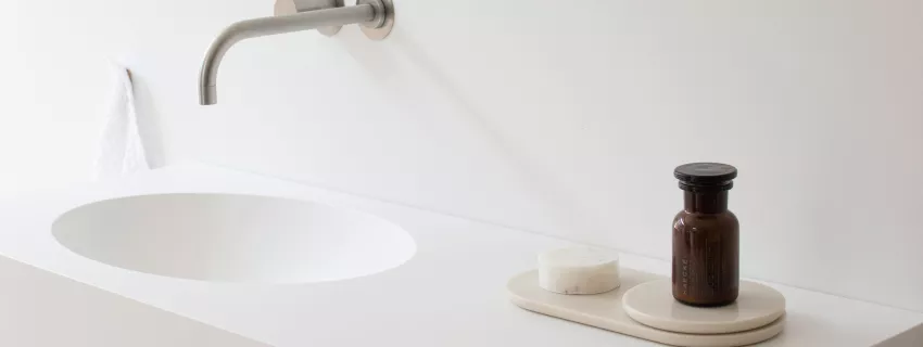 Una pincelada de color en el baño gracias a Not Only White y HIMACS
