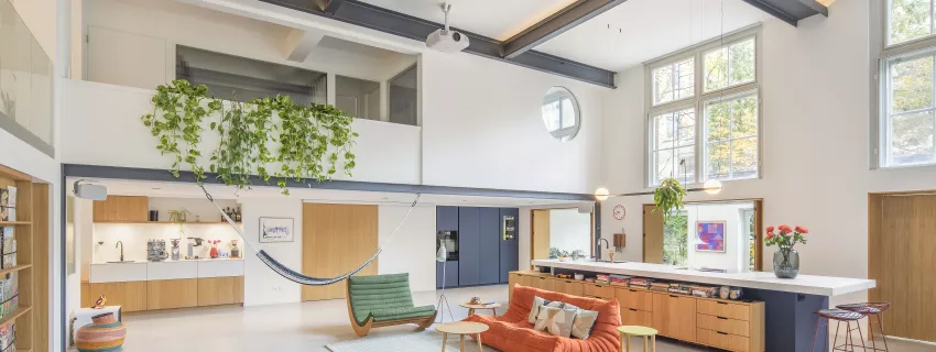 La grande isola cucina in HIMACS diventa protagonista di uno splendido loft ad Amsterdam