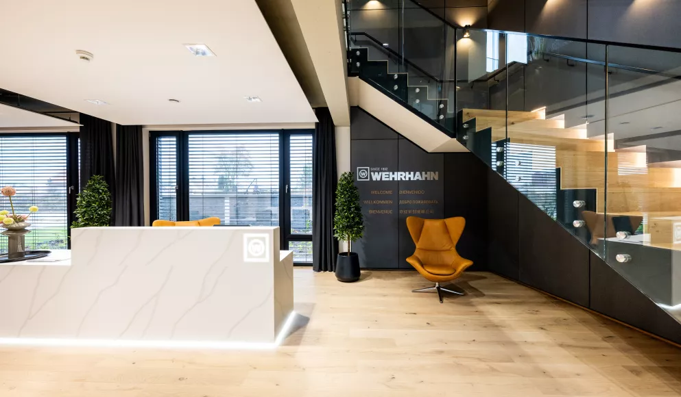 Vom Baustoff zum Bürotraum: HIMACS schafft bei der Wehrhahn GmbH eine Office-Landschaft mit Persönlichkeit