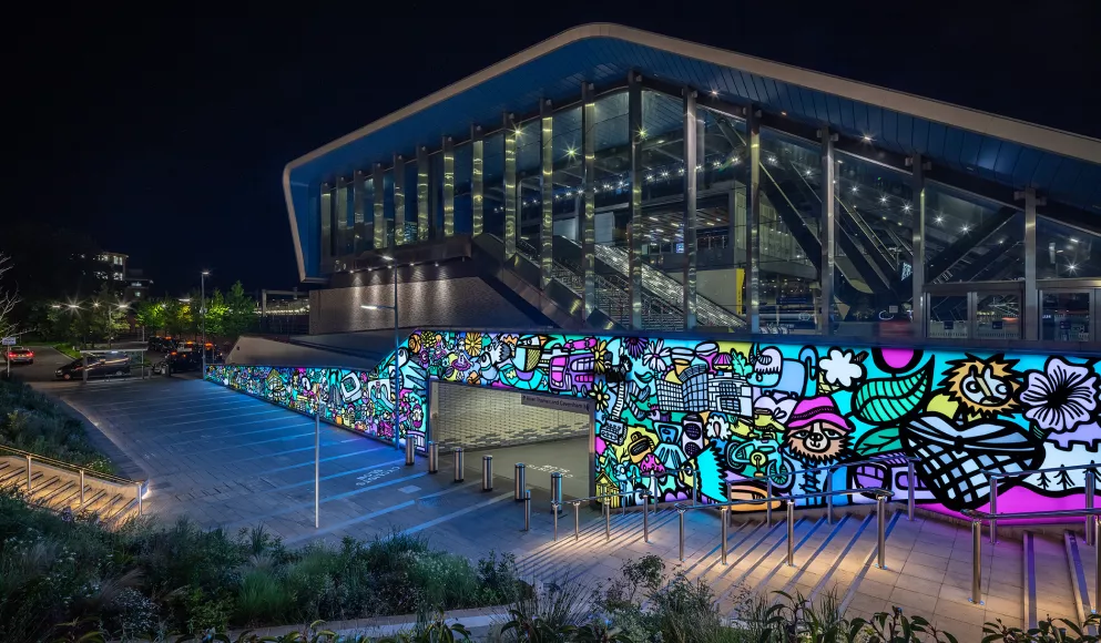 Arte urbano con corazón:  HIMACS da vida al colorido homenaje de Stuart Melrose y Kev Munday a Reading