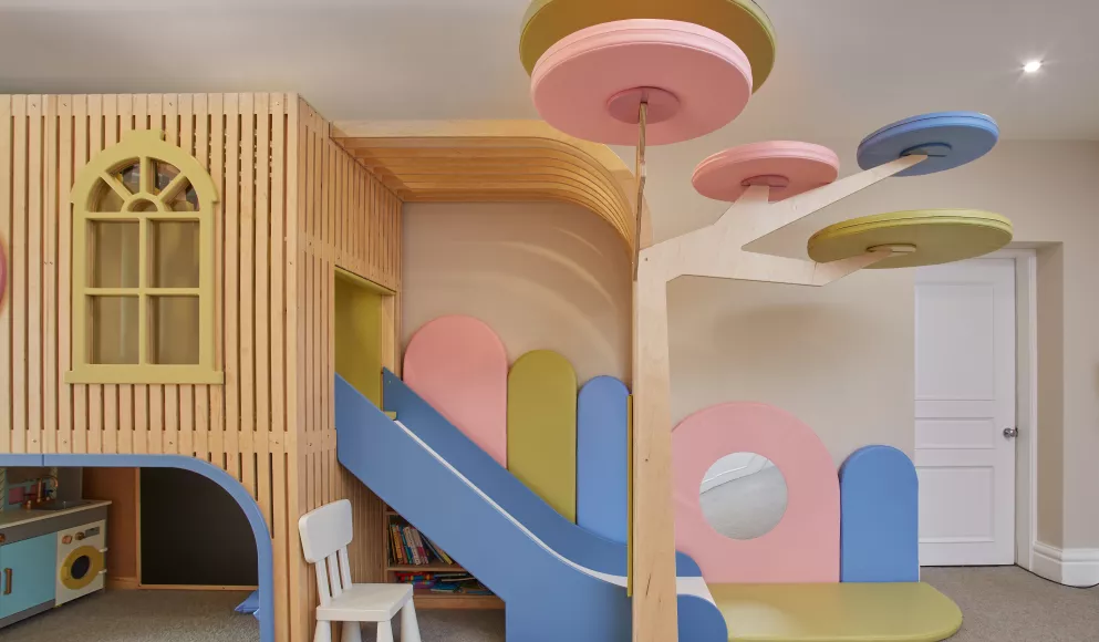 “Scivolare” con stile Con Tigerplay e HIMACS, il divertimento  incontra il design in spazi gioco sicuri