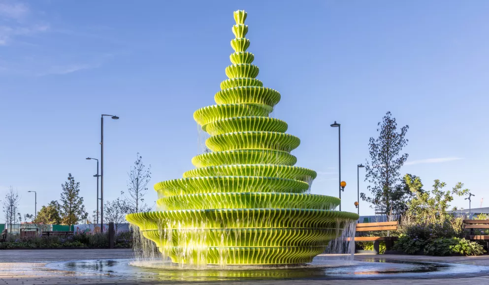 Skulpturales Wasserspiel: NEON gestaltet ikonische Brunneninstallation aus HIMACS