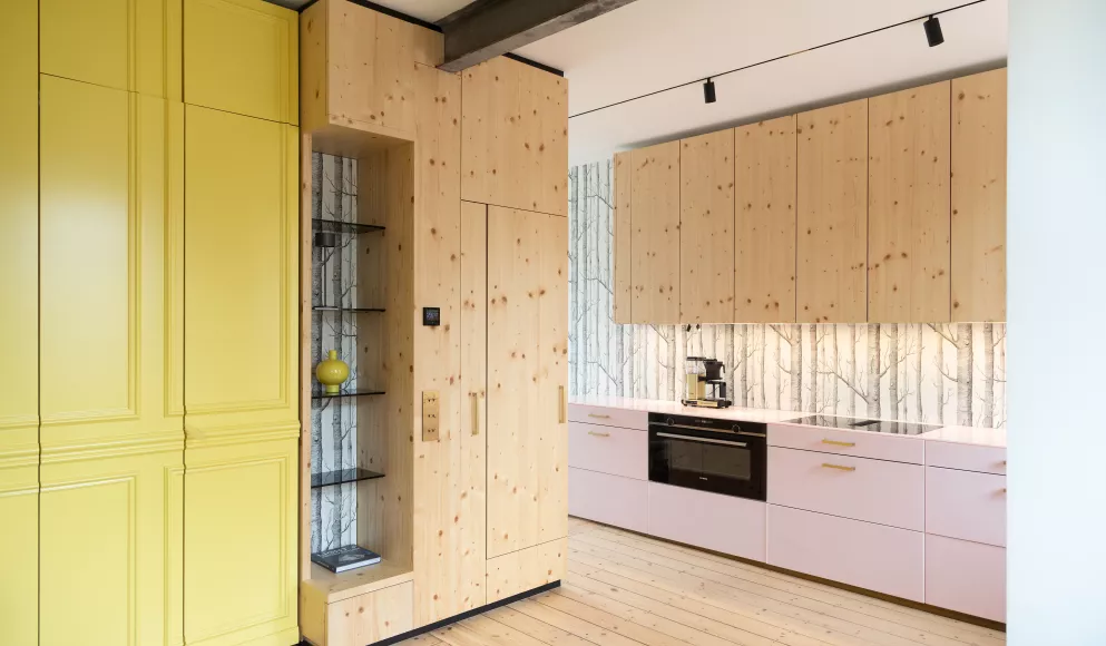 Una casa llena de color: del rosa suave en la cocina al amarillo vibrante del baño con HIMACS  