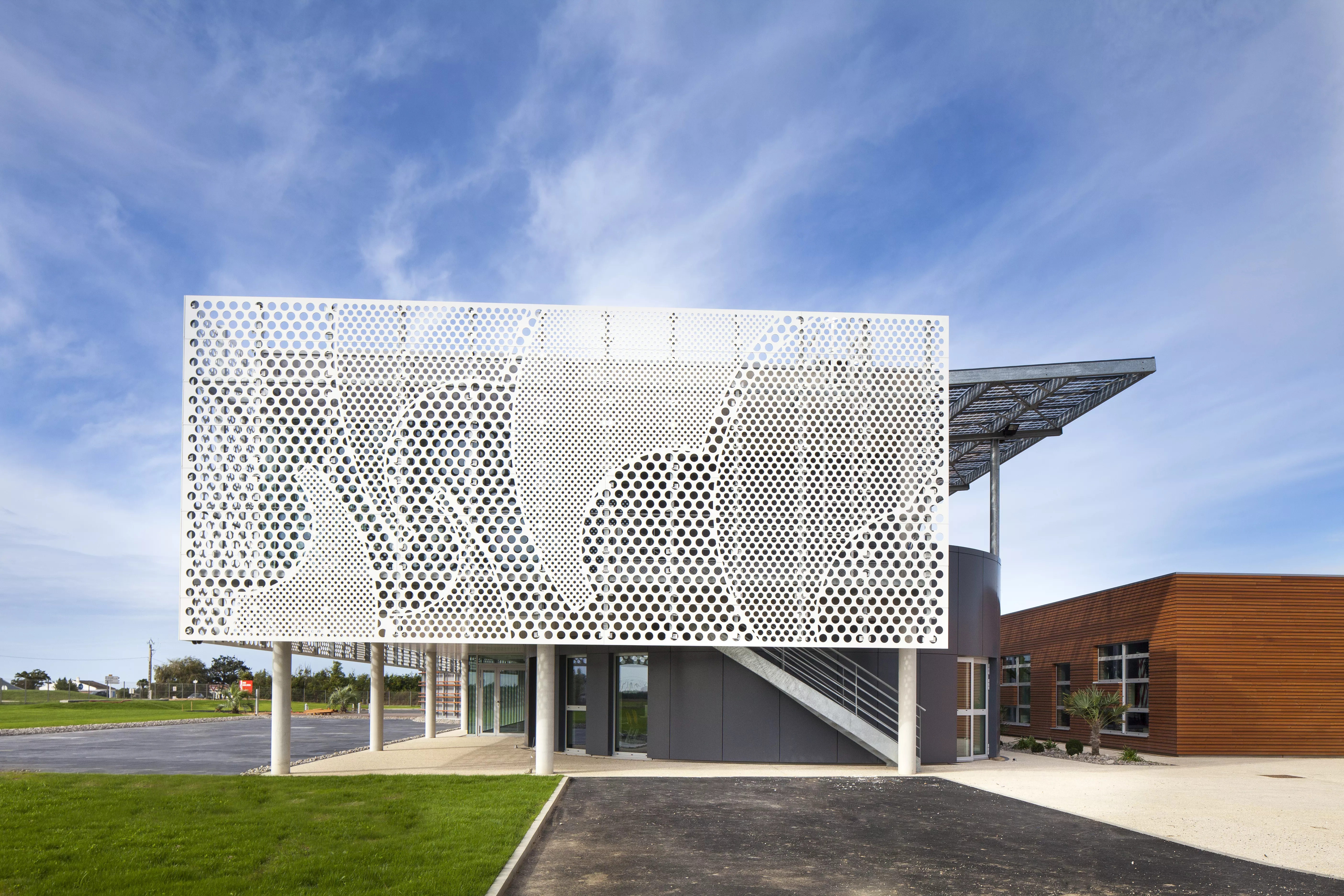 Здание сетка. Металлическая сетка на фасаде. Здания из сетки. Сетка металл просечно-вытяжная. Алюкобонд с перфорацией.