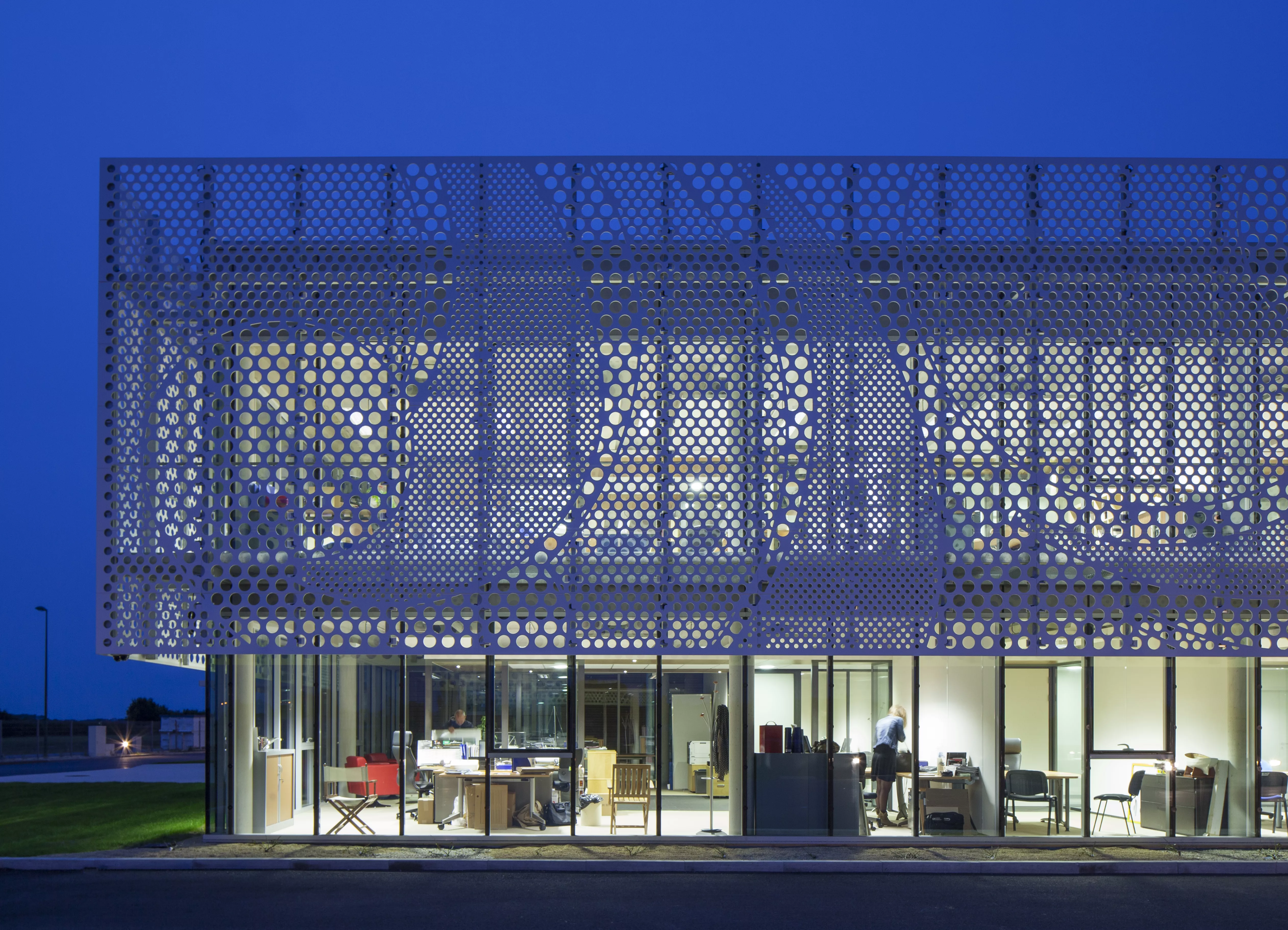 перфорированные фасады trespa. перфорированные фасады зданий. ельцин центр фасад. перфорированные фасадные. Perforated metal facade panel.