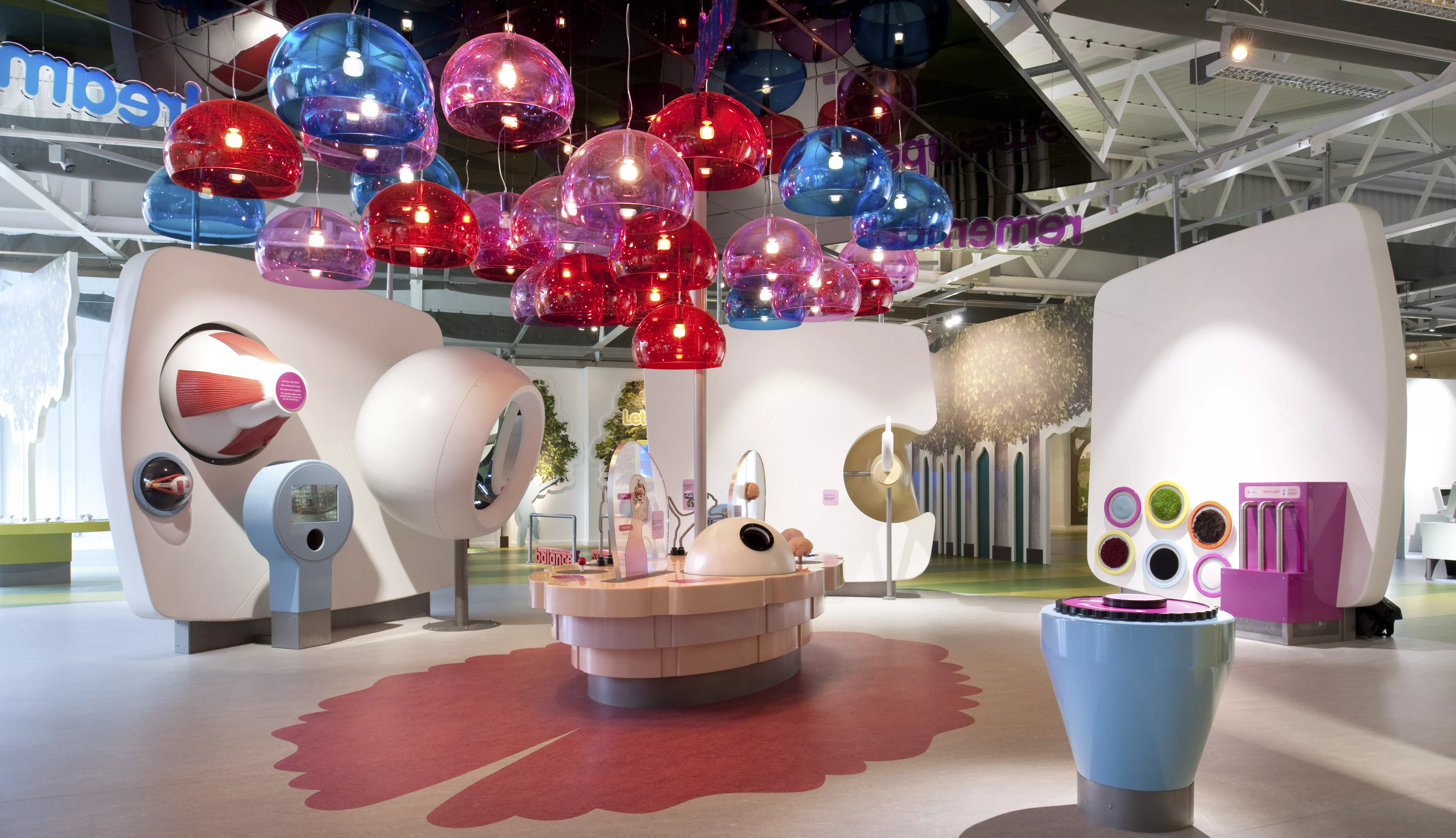 современная картинная галерея. 1. Her new memory галерея. арт галереи современного искусства интерьер. художник фаббри.