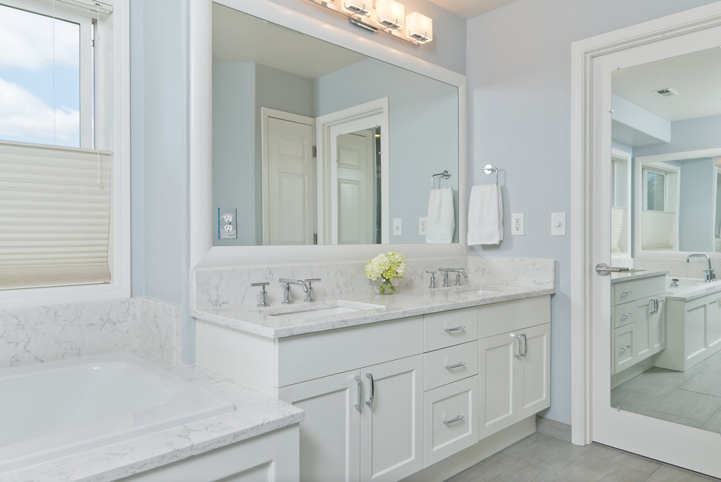 Bathroom interior design with Viatera Minuet quartz countertop