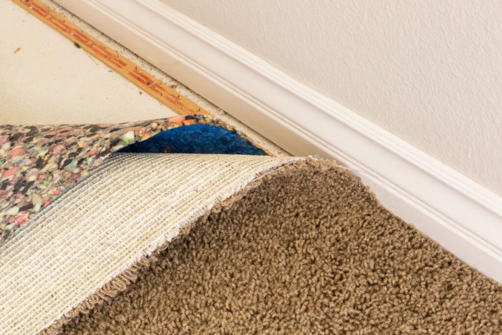 vinyl tile flooring installation : Remove the baseboards