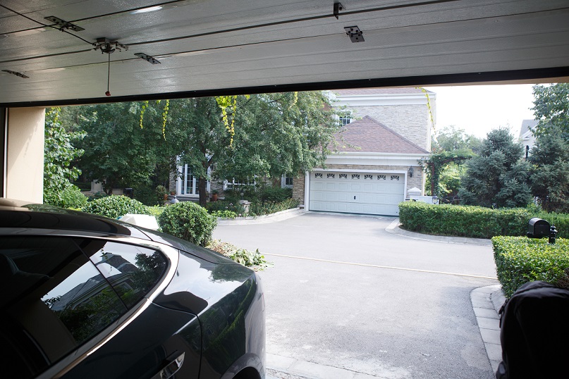 The garage floor should withstand the cold and heat well.