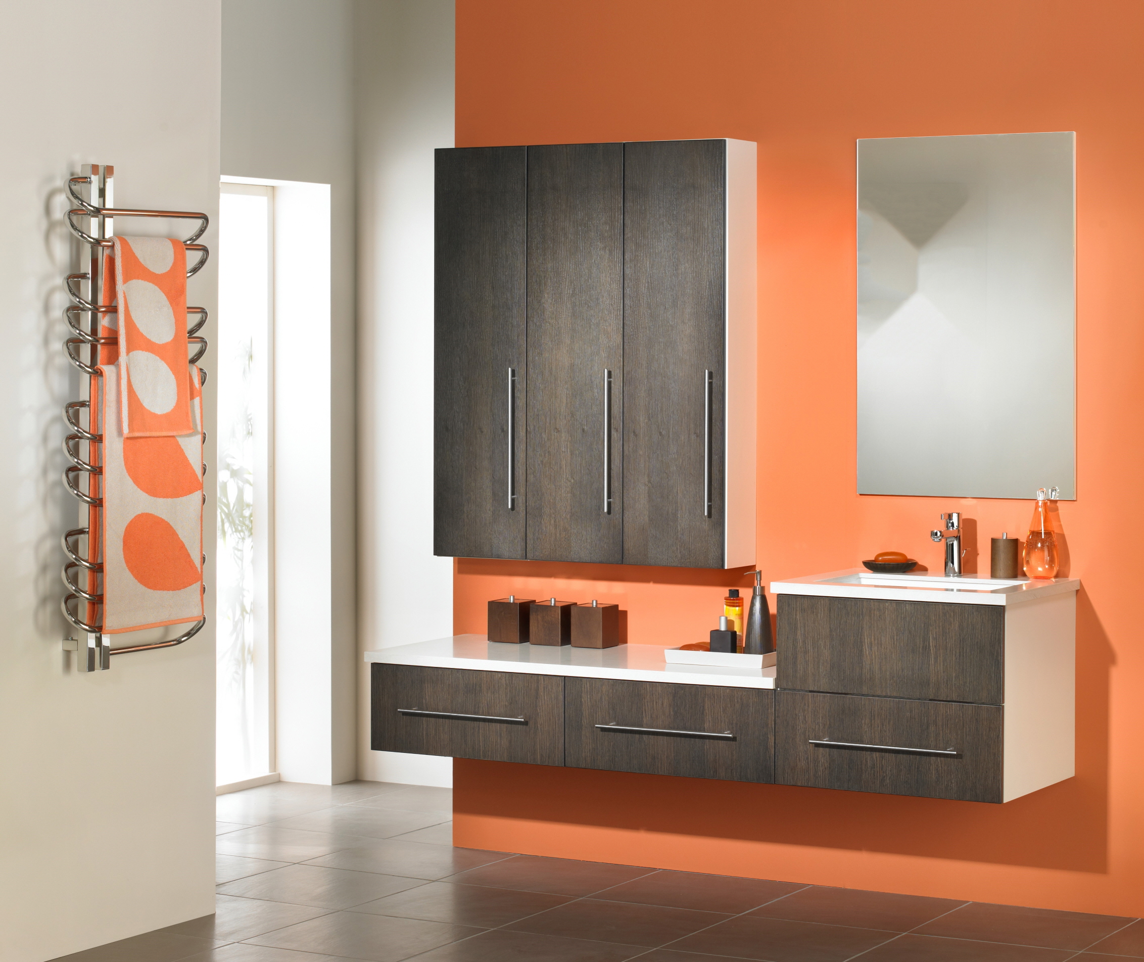 Daring Orange adds boldness and energy to the bathroom, creating a lively and dynamic ambiance.