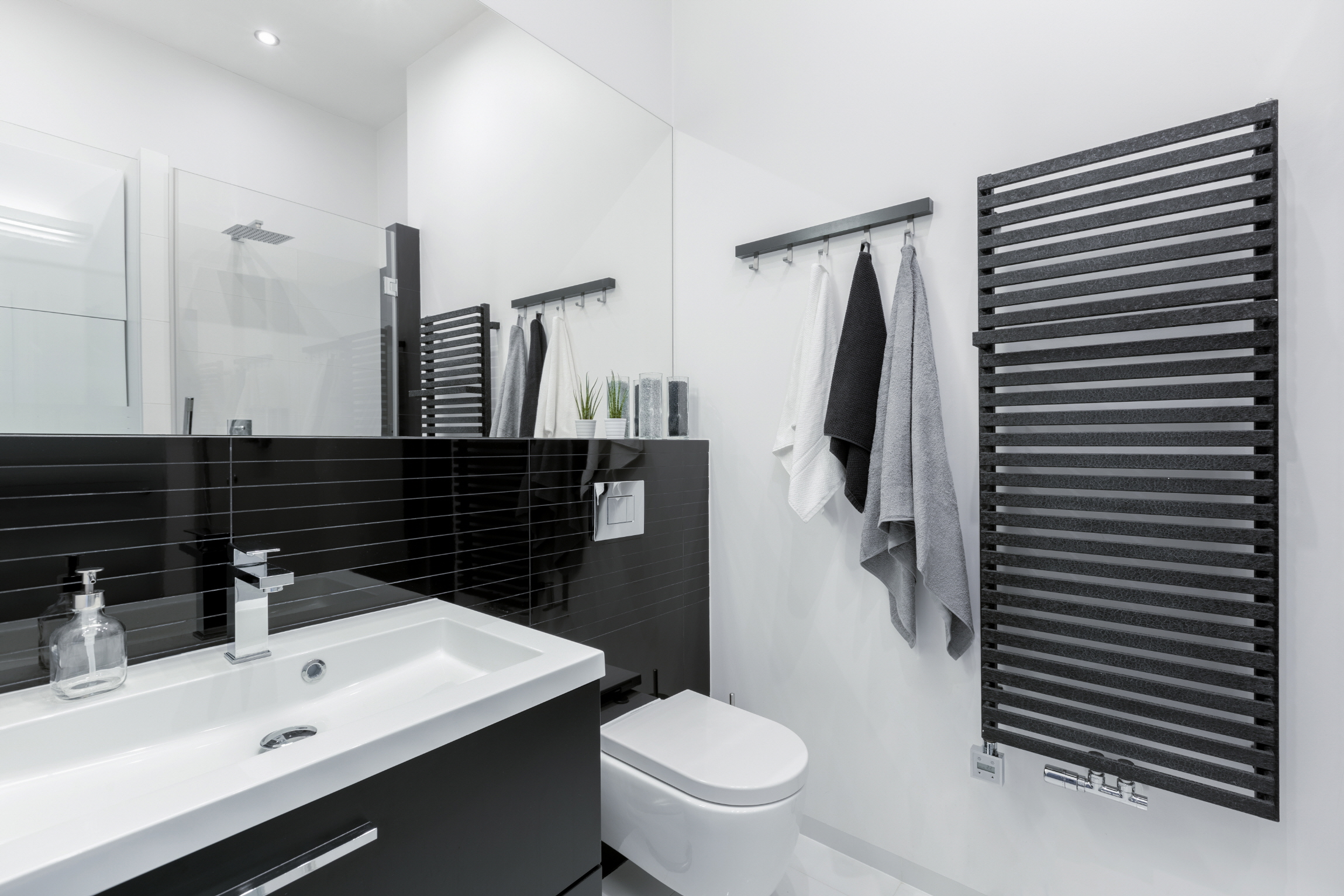 Contrasting colors in small bathrooms, like black and white or navy and gray, create a dynamic atmosphere.