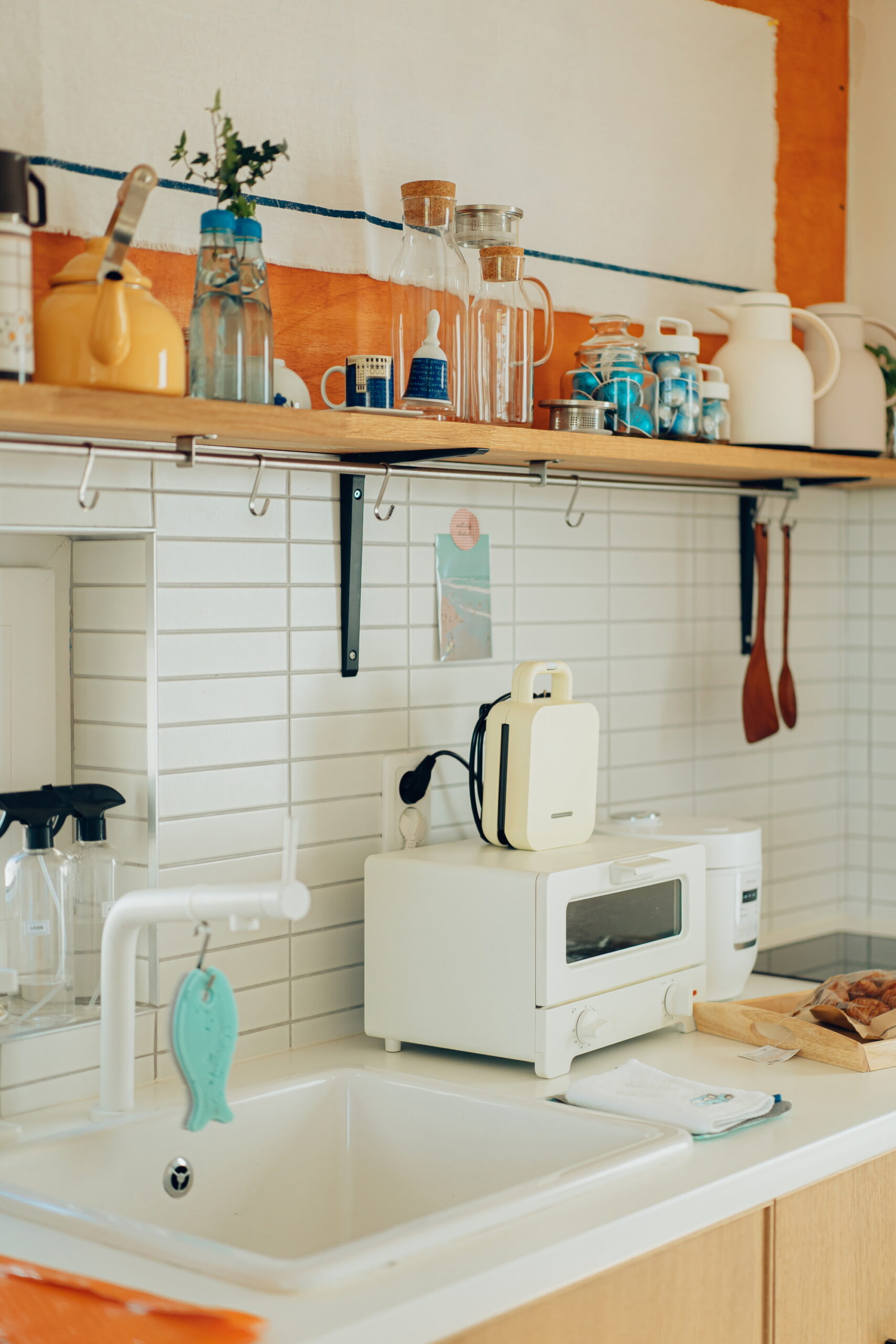 Optimize small kitchens with open shelving above the kitchen sink