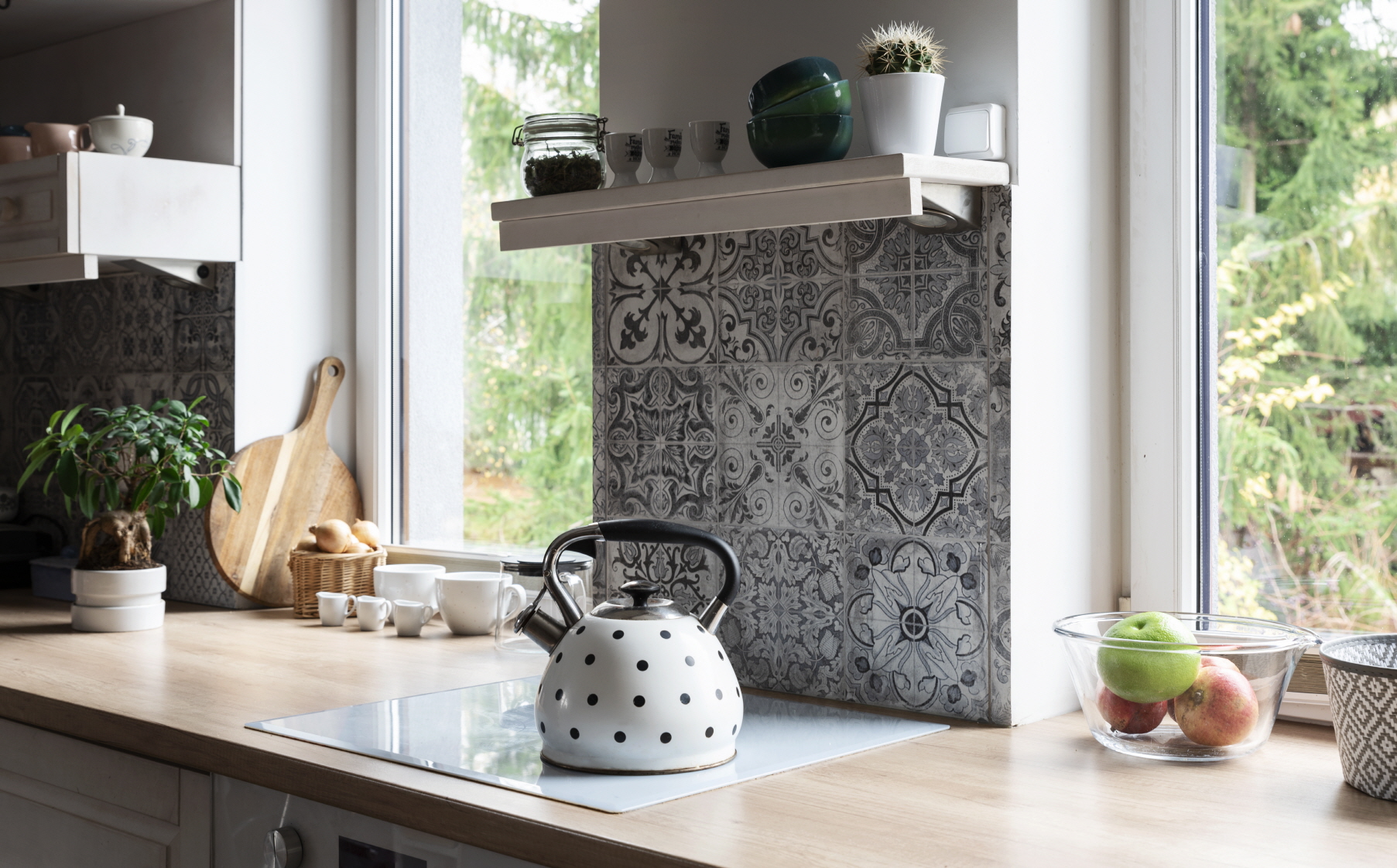 LX Hausys surfaces bring timeless elegance, mimicking classic stone or marble for a nostalgic touch in your kitchen.