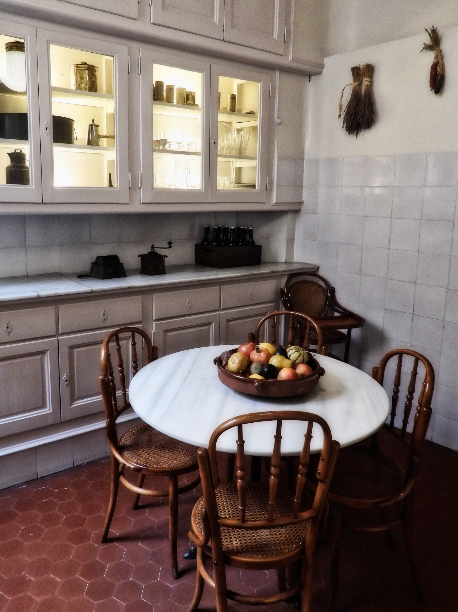 French-style kitchen: vintage furniture, soft lighting, LX Hausys quartz countertops for timeless elegance and durability, perfect for inviting gatherings.