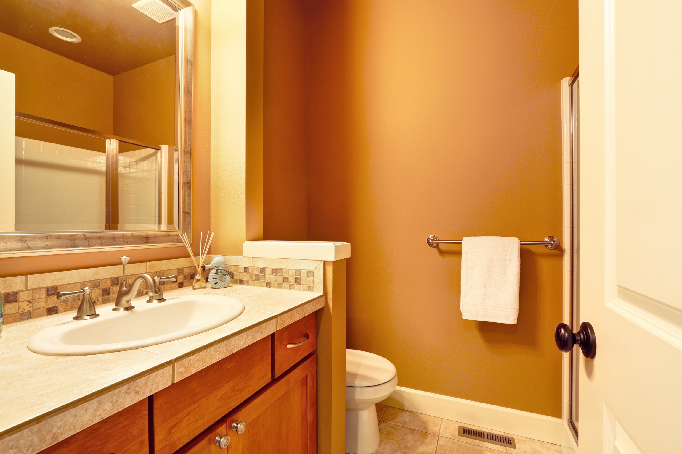 20 Best Paint Colors for Guest Bathrooms - LX Hausys, image size:2303x1535