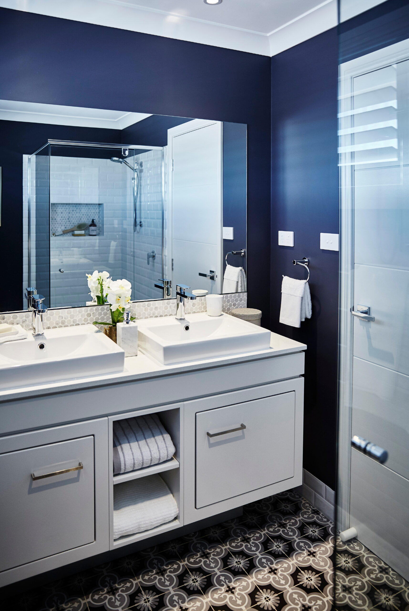 20 Best Paint Colors for Guest Bathrooms - LX Hausys, image size:1715x2560