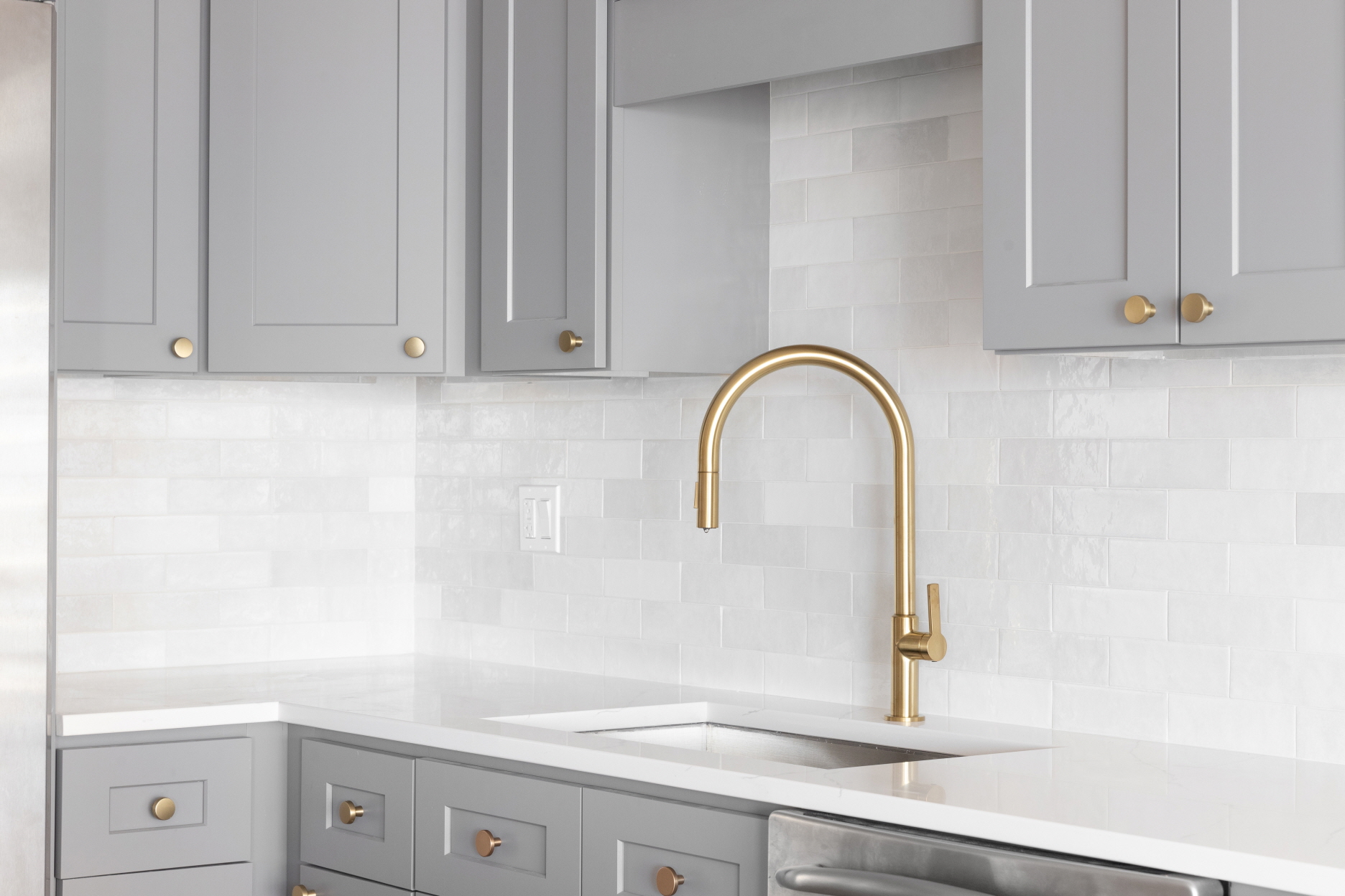 A backsplash is a part of the wall that extends vertically from the countertop, serving to protect the walls.