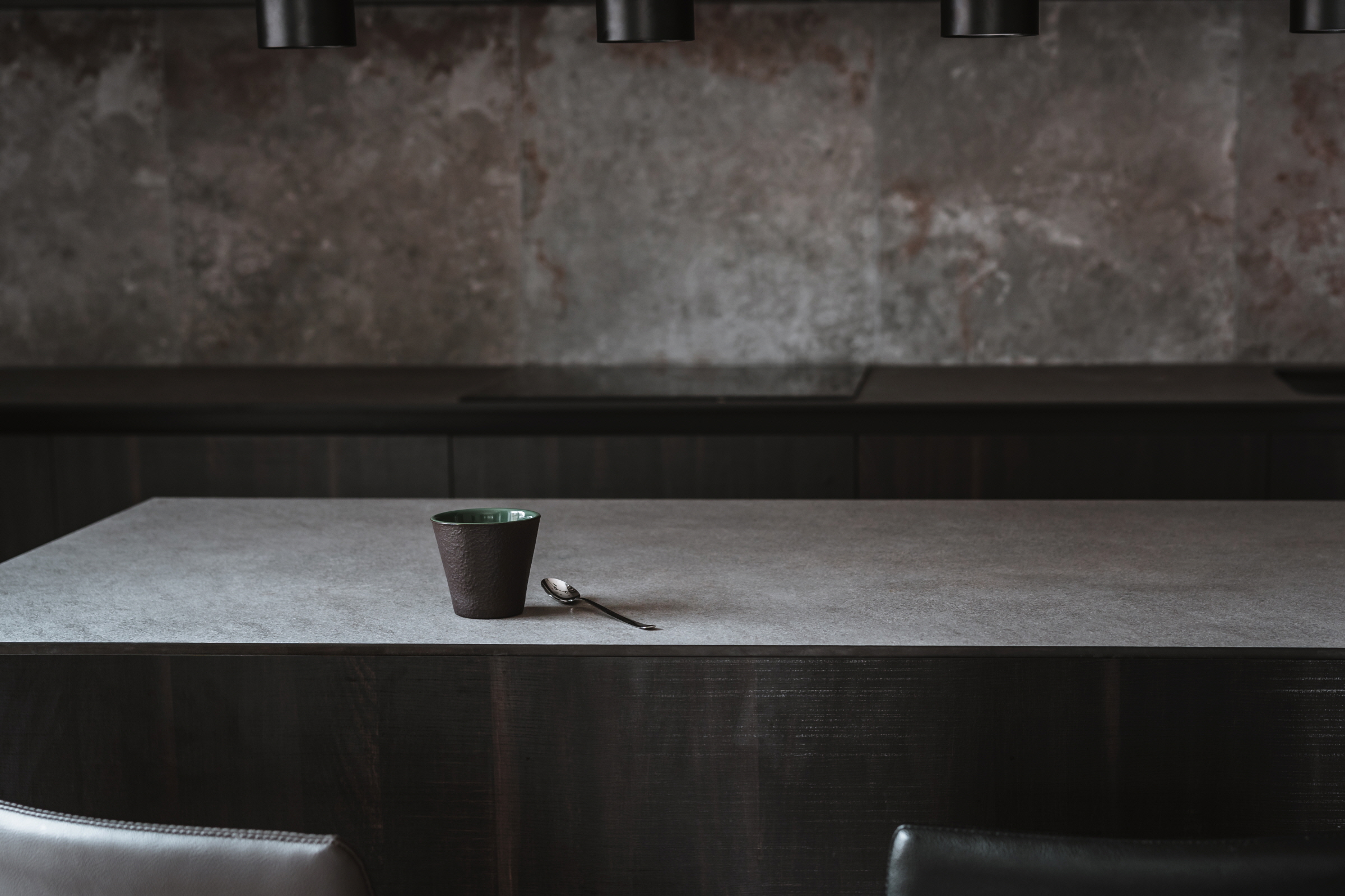 Concrete countertops can be customized with advanced casting techniques, offering refined aesthetics and practical features through a wide range of colors and materials.
